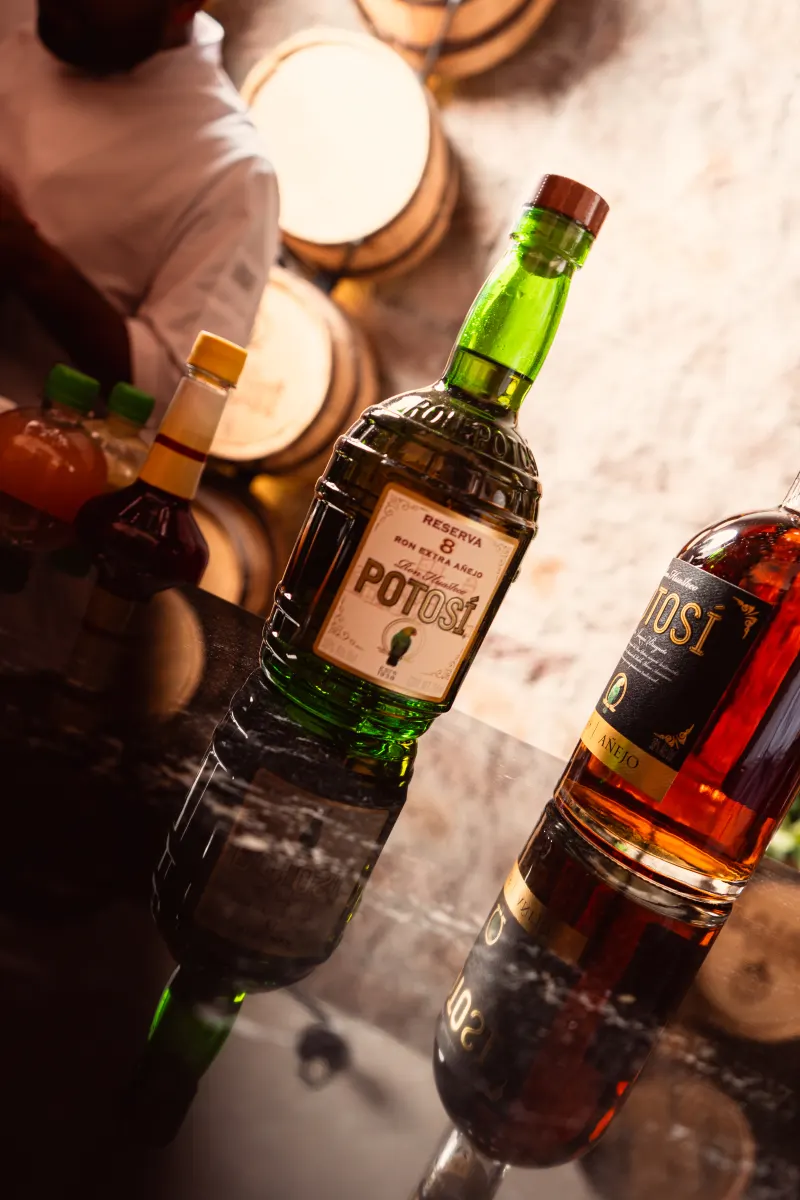 Reserva 8 y cócteles en la barra del Bar Potosí