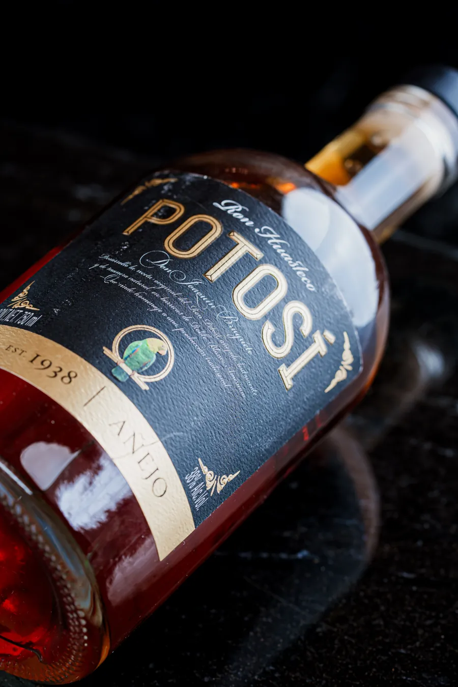 Botella de Ron Potosí Añejo recostada