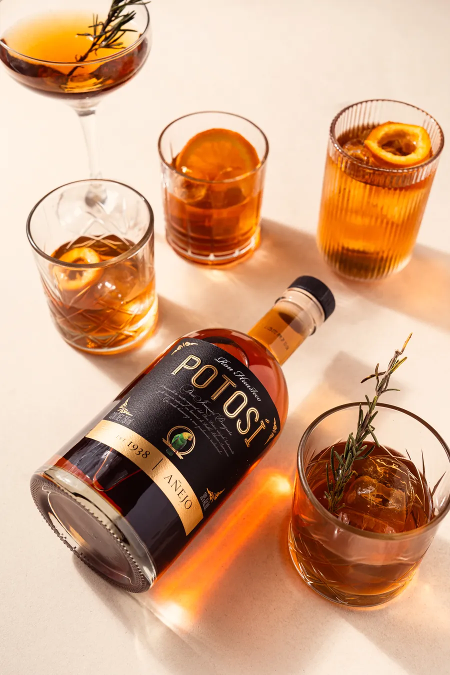 Ron Potosí Añejo con vasos a la luz del sol
