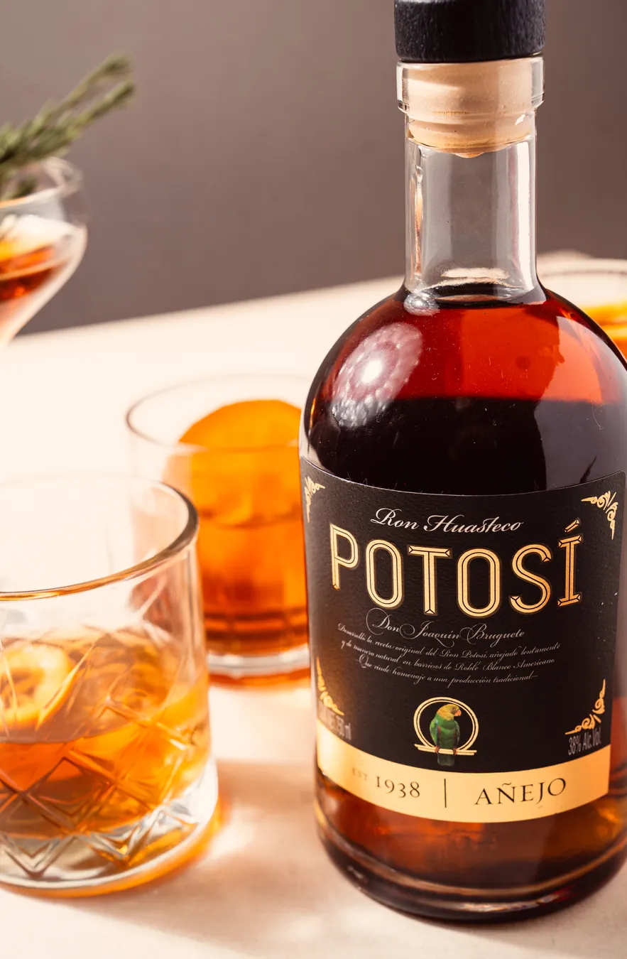 Ron Potosí Añejo servido en las rocas